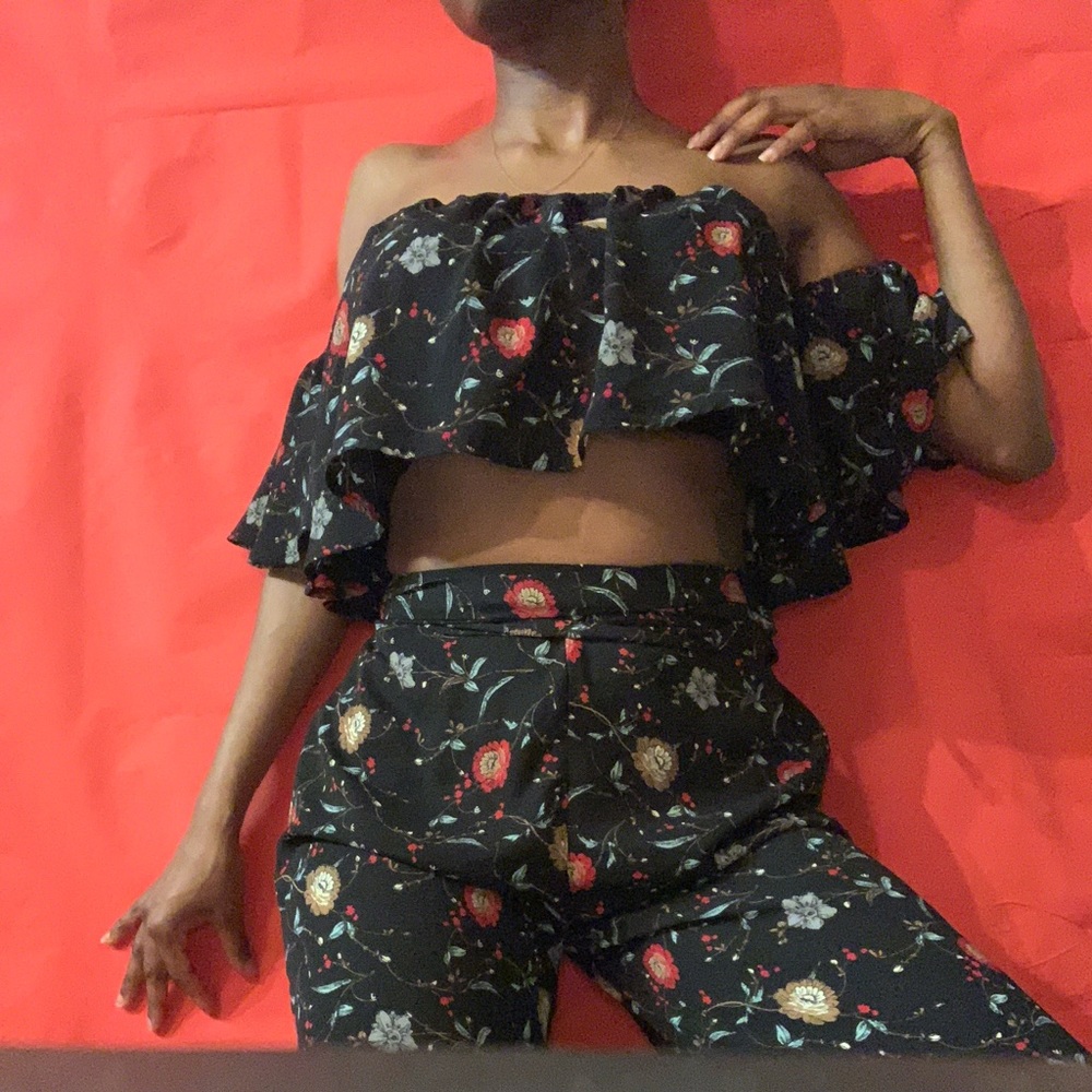Two piece set 😍 - Picture 3 of 5